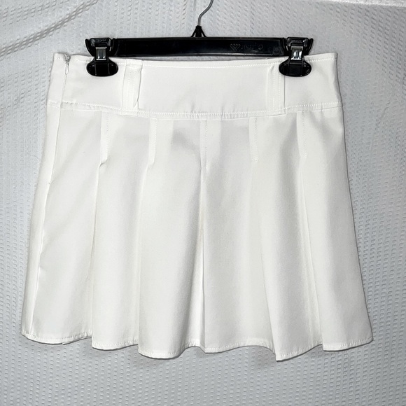SHEIN White Pleated Tennis 15 Inch Skirt - Size 6/Medium - Picture 2 of 6